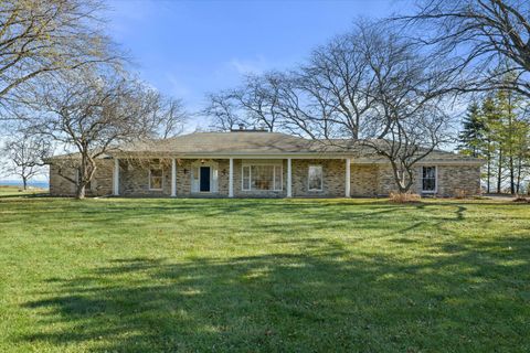 Photo of 13328 N Lakewood Dr, Mequon, WI 53097 (MLS # 1899424)