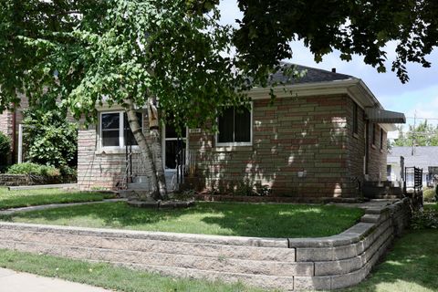 Photo of 1720 Monroe Ave, South Milwaukee, WI 53172 (MLS # 1887347)