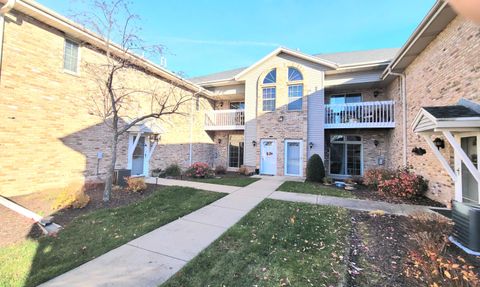 Photo of 435 W Aspen Dr, Oak Creek, WI 53154 (MLS # 1900601)