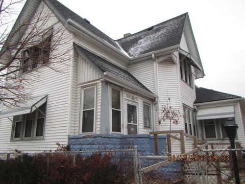 Photo of 612 W Meinecke Ave, Milwaukee, WI 53212 (MLS # 1842648)