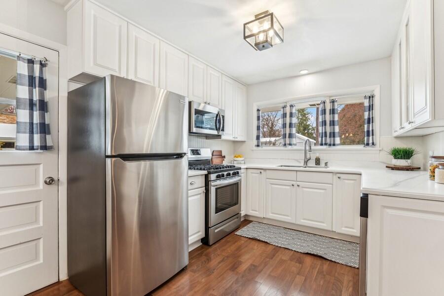 Fontana, Wisconsin 53125, United States, 4 Bedrooms Bedrooms, ,4 BathroomsBathrooms,Residential,Pending,32470