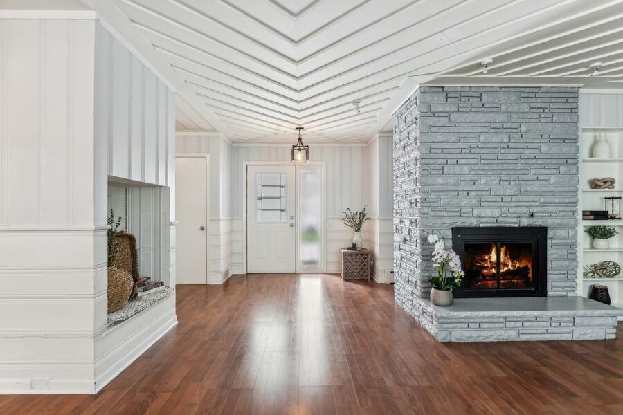 Fontana, Wisconsin 53125, United States, 4 Bedrooms Bedrooms, ,4 BathroomsBathrooms,Residential,Pending,32470