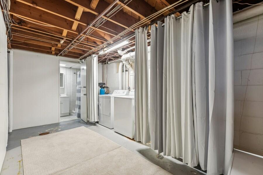 Fontana, Wisconsin 53125, United States, 4 Bedrooms Bedrooms, ,4 BathroomsBathrooms,Residential,Pending,32470