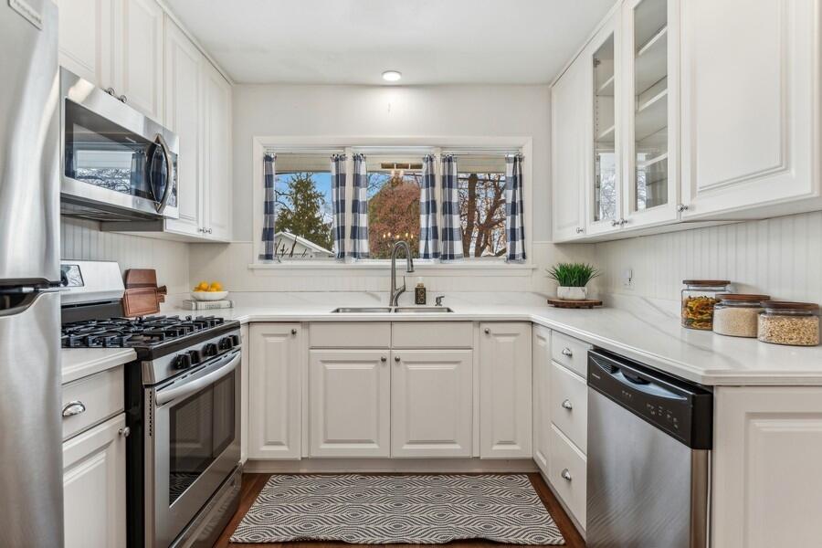 Fontana, Wisconsin 53125, United States, 4 Bedrooms Bedrooms, ,4 BathroomsBathrooms,Residential,Pending,32470