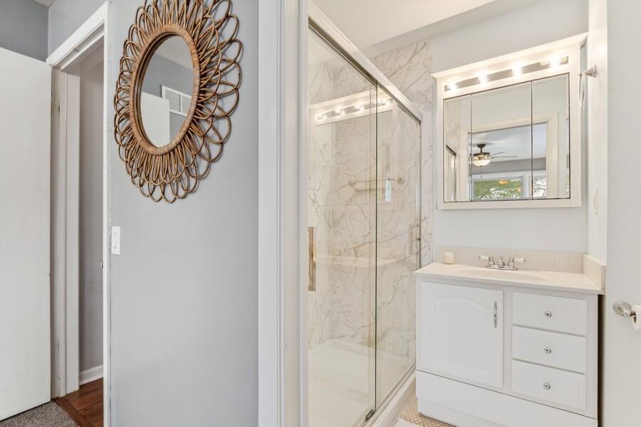 Fontana, Wisconsin 53125, United States, 4 Bedrooms Bedrooms, ,4 BathroomsBathrooms,Residential,Pending,32470