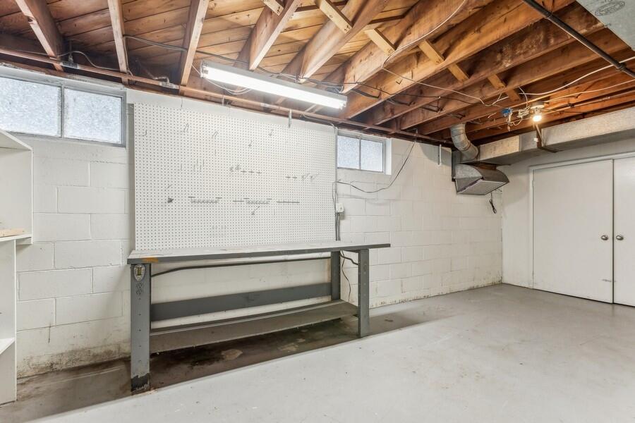 Fontana, Wisconsin 53125, United States, 4 Bedrooms Bedrooms, ,4 BathroomsBathrooms,Residential,Pending,32470