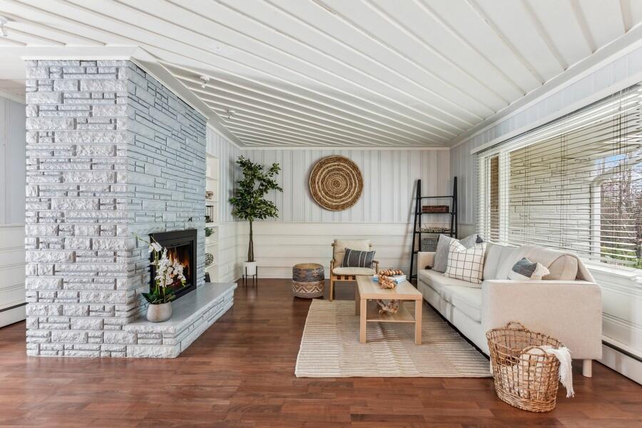 Fontana, Wisconsin 53125, United States, 4 Bedrooms Bedrooms, ,4 BathroomsBathrooms,Residential,Pending,32470