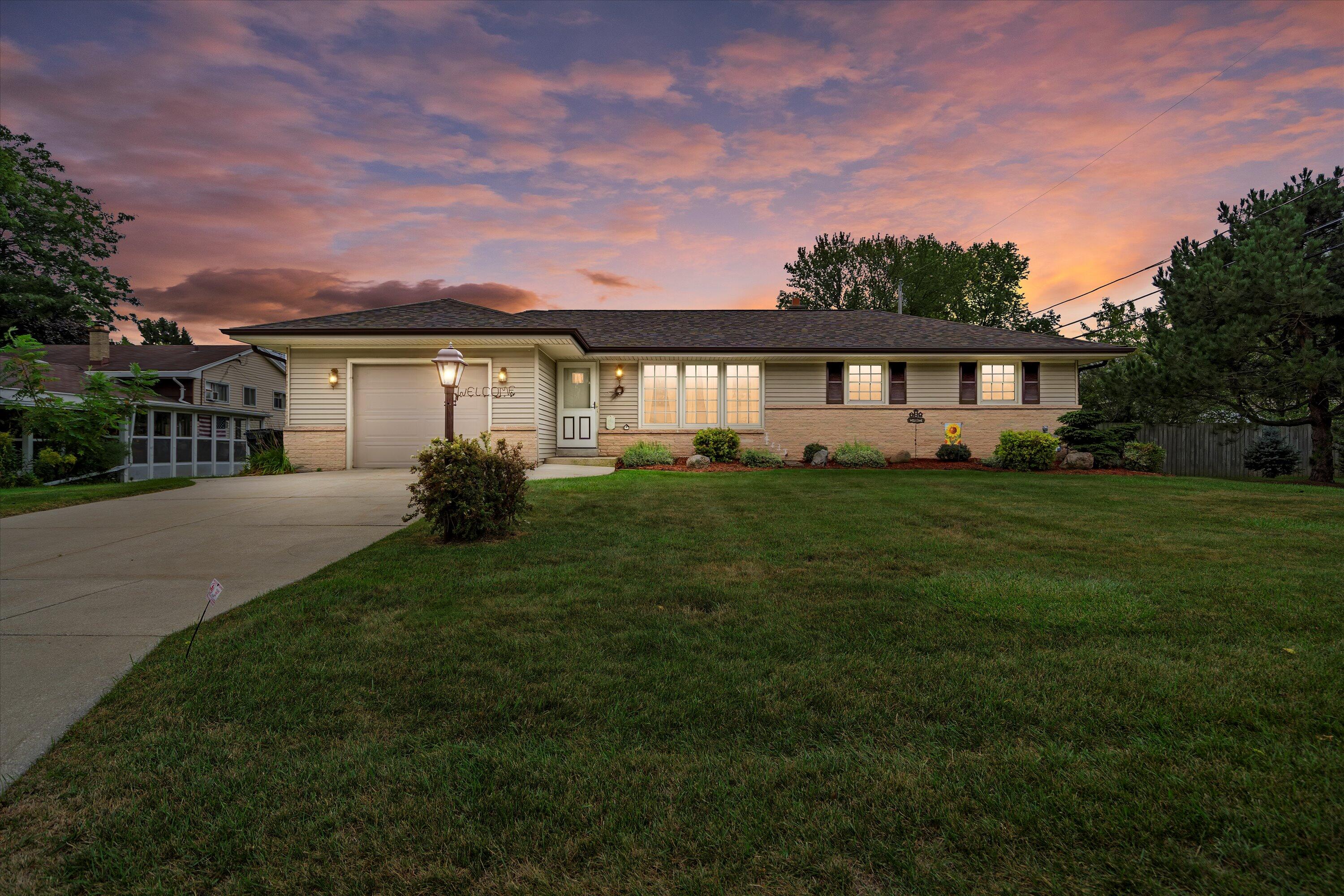 Photo 1 of 25 — 305 Williams Ave, South Milwaukee, WI 53172
