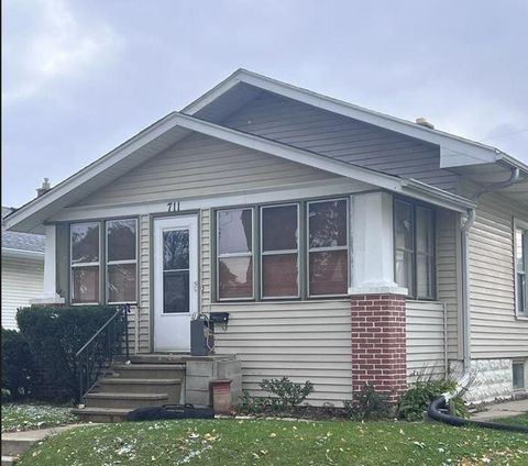 Photo of 711 Marquette Ave, South Milwaukee, WI 53172 (MLS # 1855889)