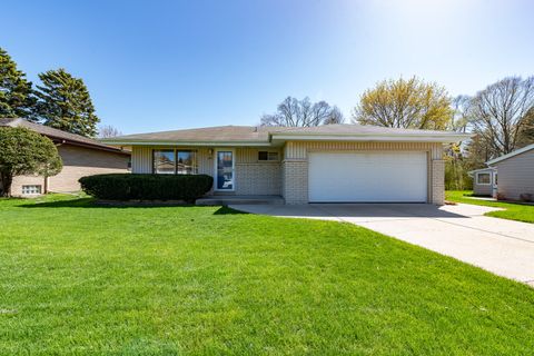 Photo of 205 Parkway Dr, South Milwaukee, WI 53172 (MLS # 1872878)