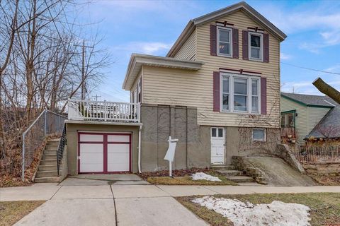 Photo of 915 E Kewaunee St, Milwaukee, WI 53202 (MLS # 1824676)