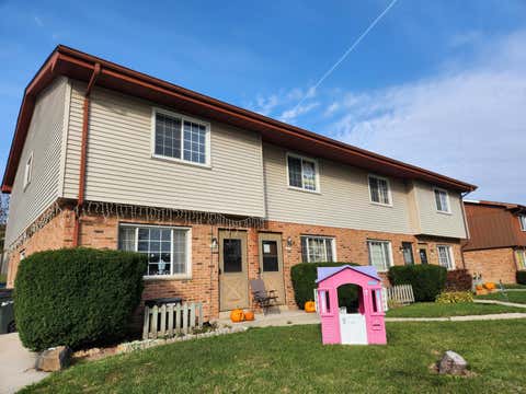 Photo of 1412 Willow Ln, South Milwaukee, WI 53172 (MLS # 1898247)