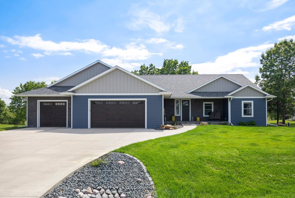 N6805 Sand Prairie Ct, Holmen, WI Single Family Home Property Listing