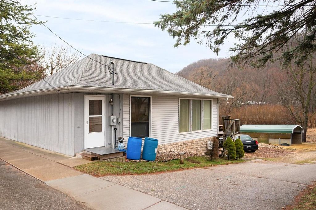 319 Spring St, Lynxville, WI Single Family Home Property Listing
