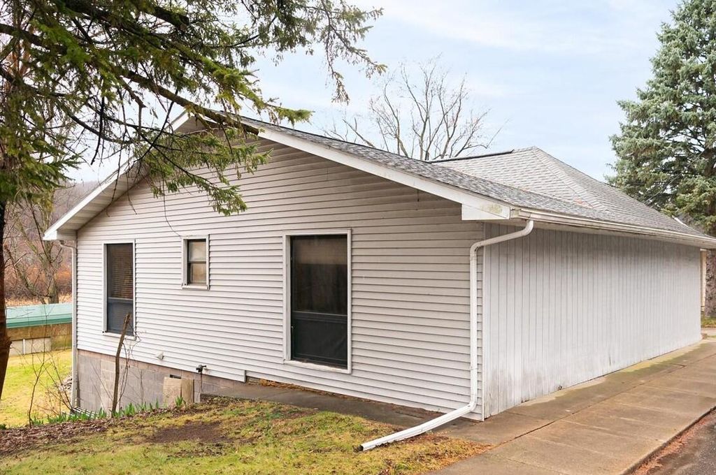 319 Spring St, Lynxville, WI Single Family Home Property Listing