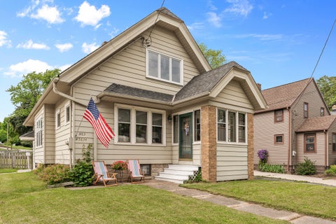 Photo of N63W5834 Columbia Rd, Cedarburg, WI 53012 (MLS # 1880167)