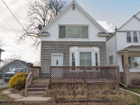 Photo of 2418 Cleveland Pl, South Milwaukee, WI 53172 (MLS # 1861305)