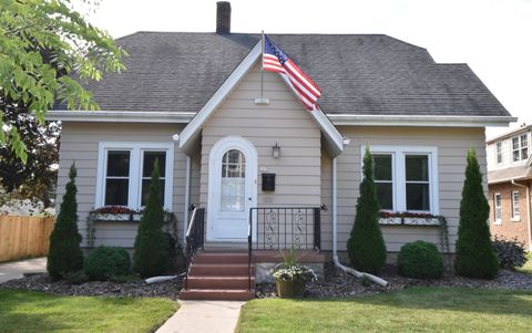 Photo of 225 W Dodge St, Port Washington, WI 53074 (MLS # 1849375)