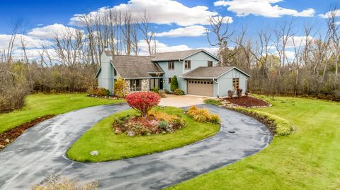 Photo of 11537 N Pinehurst Cir, Mequon, WI 53092 (MLS # 1898523)