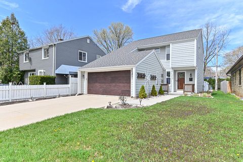 Photo of 1004 W La Salle Ave, Glendale, WI 53209 (MLS # 1872186)
