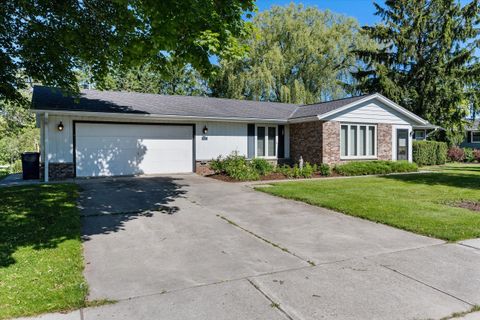 Photo of 1121 Crestview Dr, Port Washington, WI 53074 (MLS # 1879418)