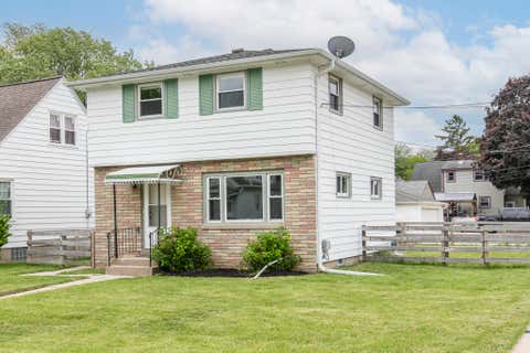 Photo of 1637 Chestnut St, South Milwaukee, WI 53172 (MLS # 1876525)