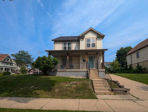 Photo of 2572 N Palmer St, Milwaukee, WI 53212 (MLS # 1885713)