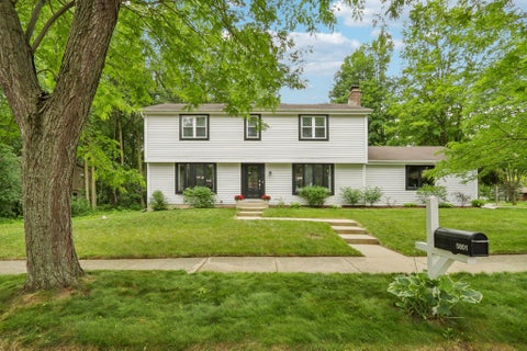 Photo of N100W5801 Buckingham Ct, Cedarburg, WI 53012 (MLS # 1880852)