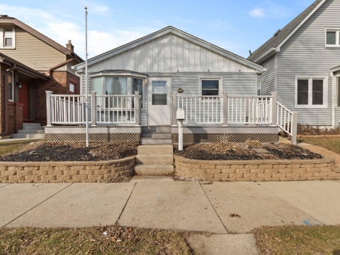 Photo of 718 Monroe Ave, South Milwaukee, WI 53172 (MLS # 1865798)