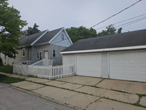 Photo of 519 Michigan Ave, South Milwaukee, WI 53172 (MLS # 1884346)