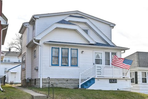 Photo of 1321 Marquette Ave, South Milwaukee, WI 53172 (MLS # 1865318)