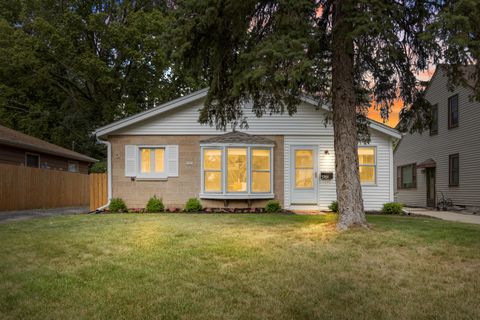 Photo of 5761 N River Forest Dr, Glendale, WI 53209 (MLS # 1843453)