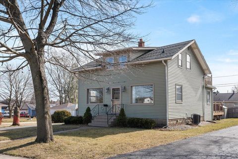 Photo of 1719 Rawson Ave, South Milwaukee, WI 53172 (MLS # 1866152)