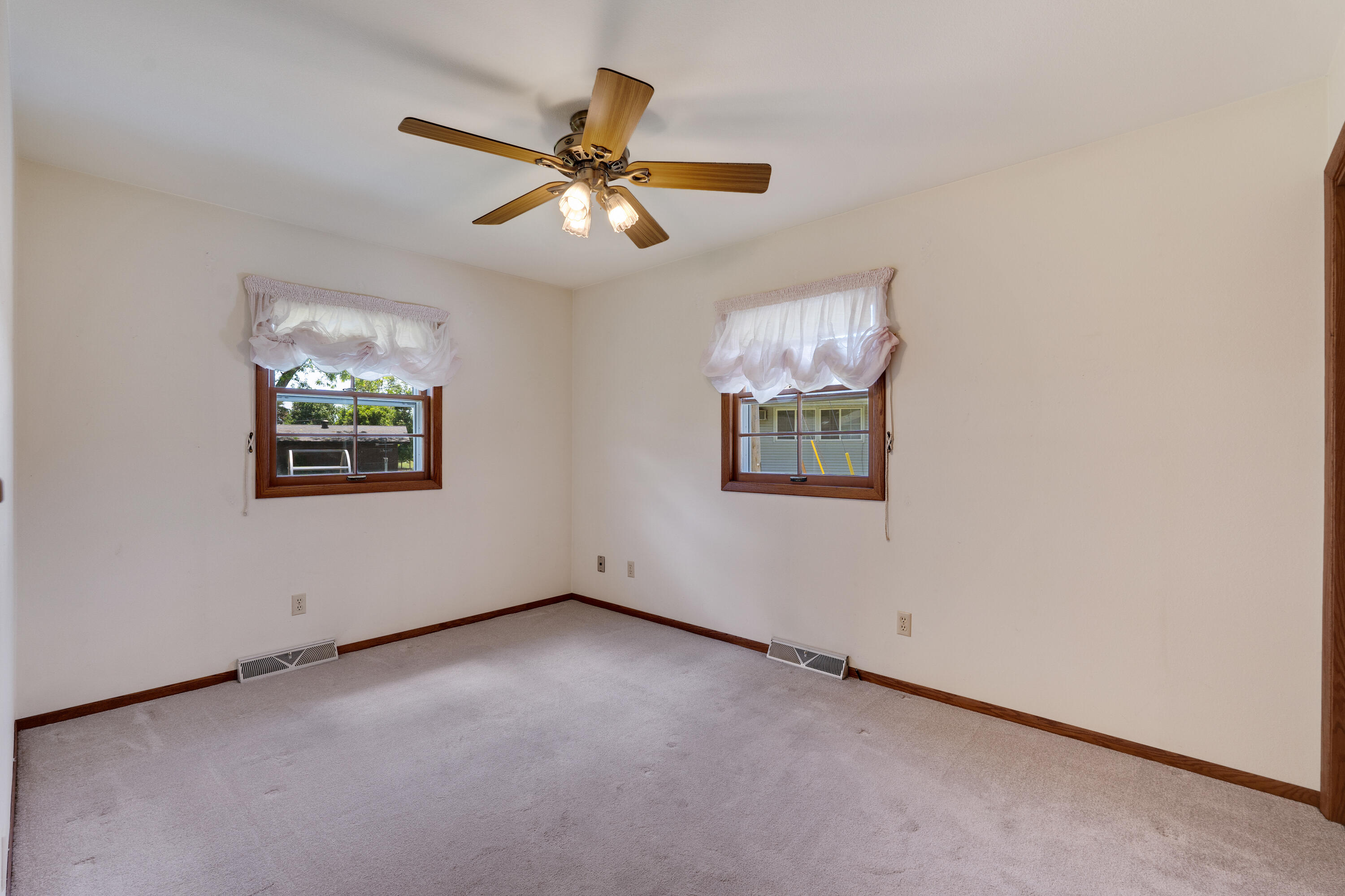 La Crosse, Wisconsin 54601, United States, 5 Bedrooms Bedrooms, ,4 BathroomsBathrooms,Residential,Pending,53778