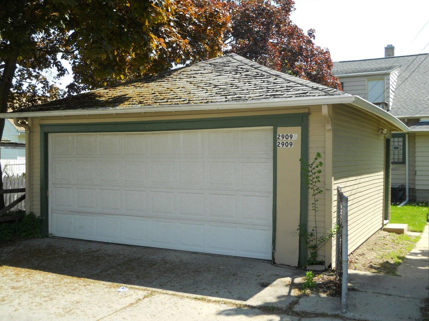 Milwaukee, Wisconsin 53210, United States, 2 Bedrooms Bedrooms, ,1 BathroomBathrooms,Residential,Active,42029