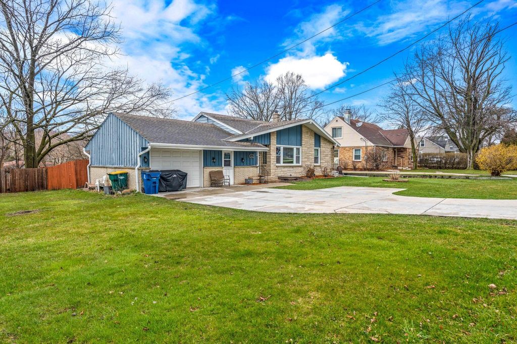 7413 S Pennsylvania Ave, Oak Creek, WI Single Family Home Property