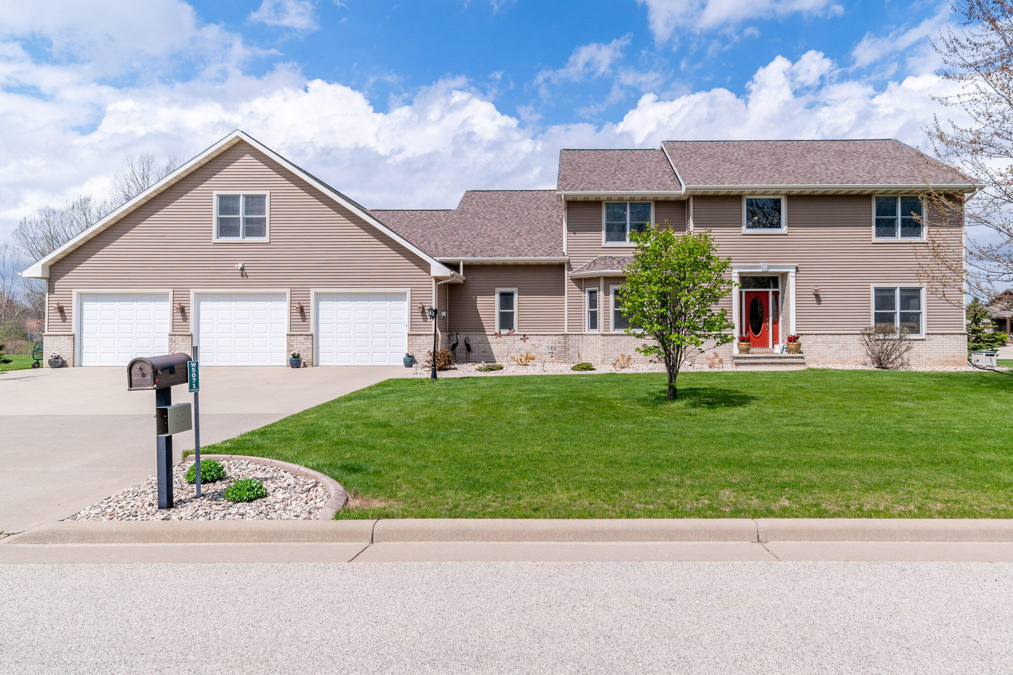 Sherwood, Wisconsin 54169, United States, 6 Bedrooms Bedrooms, ,5 BathroomsBathrooms,Residential,Active,56019