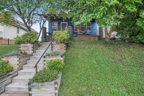 Photo of 720 S 39th St, Milwaukee, WI 53215 (MLS # 1851198)