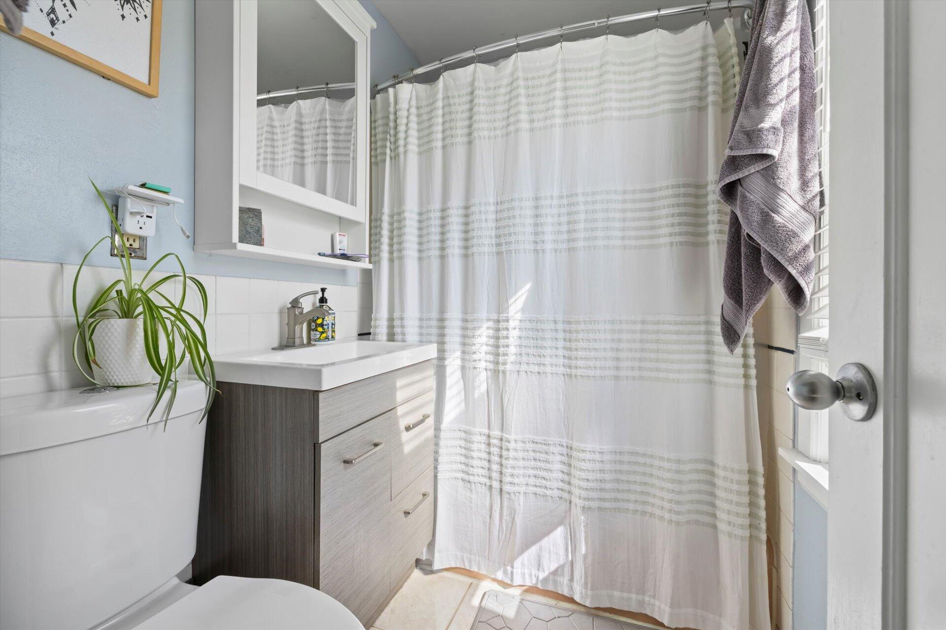 West Allis, Wisconsin 53219, United States, 2 Bedrooms Bedrooms, ,2 BathroomsBathrooms,Residential,Active,40688