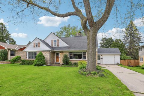 Photo of 186 S Eva St, Port Washington, WI 53074 (MLS # 1876256)