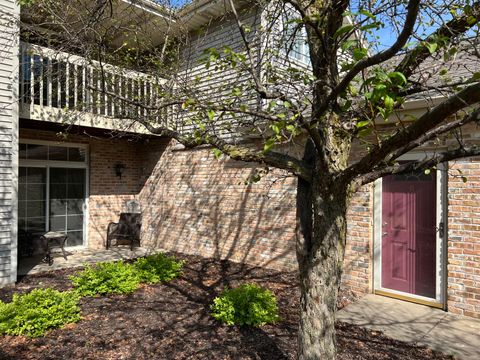 Photo of 210 W Oak Leaf Dr, Oak Creek, WI 53154 (MLS # 1891956)