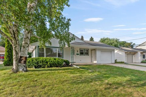 Photo of 122 E Antoine Dr, Port Washington, WI 53074 (MLS # 1887143)