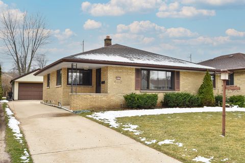 Photo of 811 Mackinac Ave, South Milwaukee, WI 53172 (MLS # 1868903)