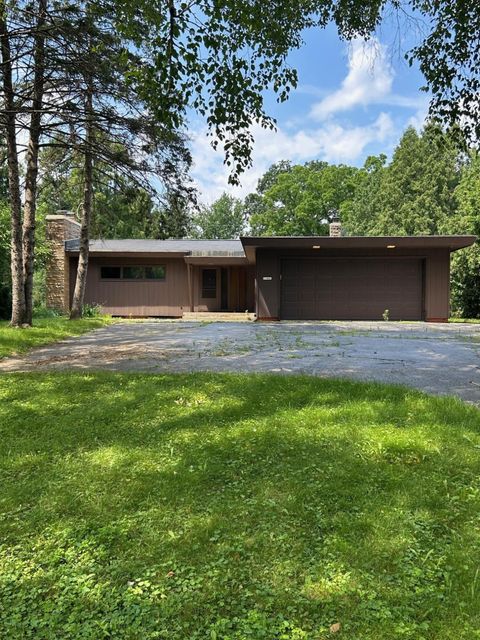 Photo of 11421 N Parkview Dr, Mequon, WI 53092 (MLS # 1883771)