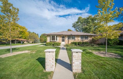 Photo of 4404 S 63rd St, Greenfield, WI 53220 (MLS # 1813780)