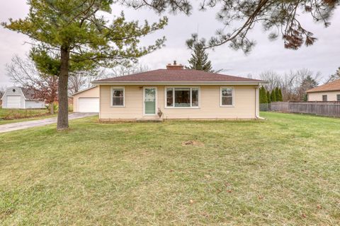 Photo of 1010 E Fitzsimmons Rd, Oak Creek, WI 53154 (MLS # 1899395)