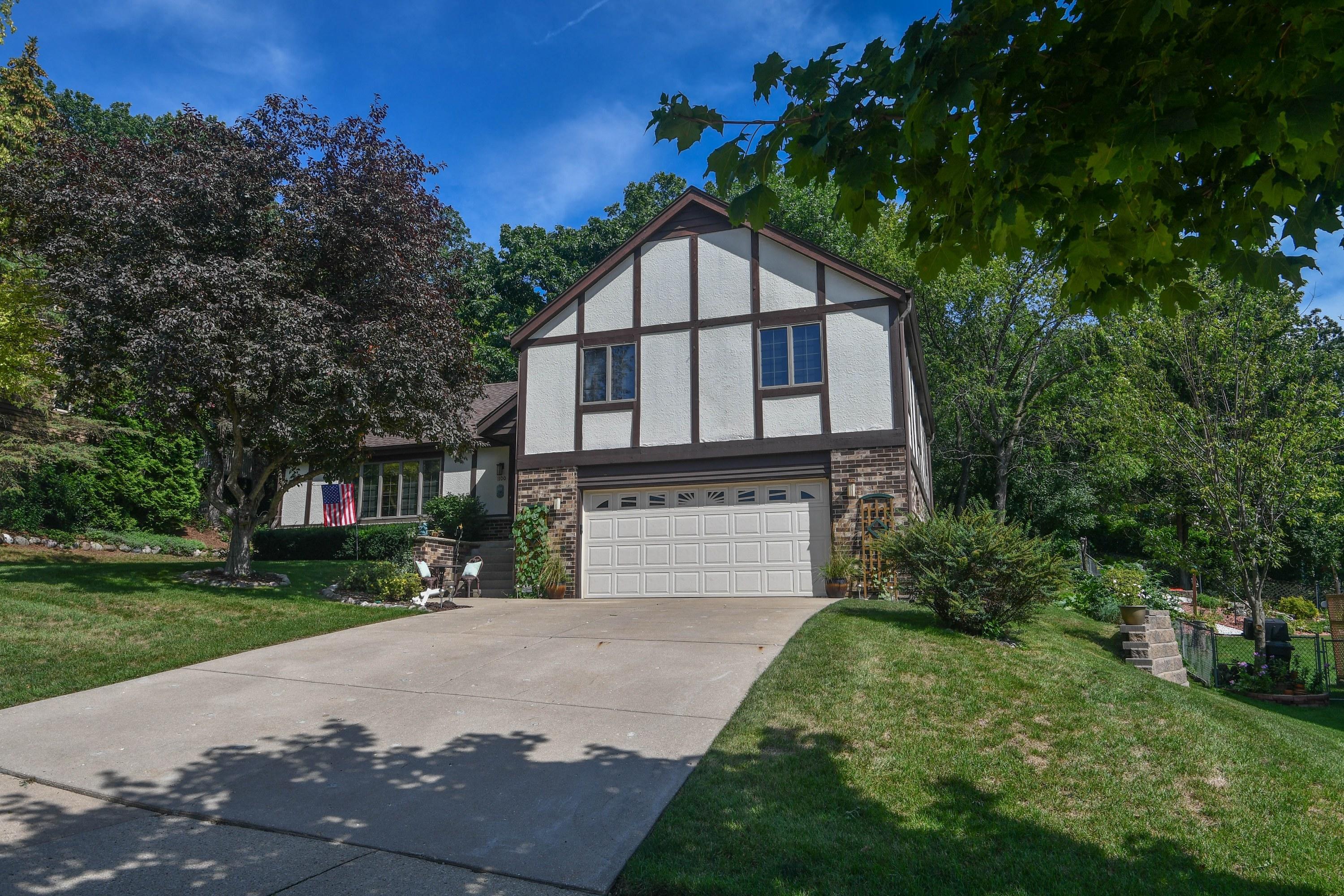 Photo 1 of 29 — 1100 Larchmont Dr, Waukesha, WI 53186