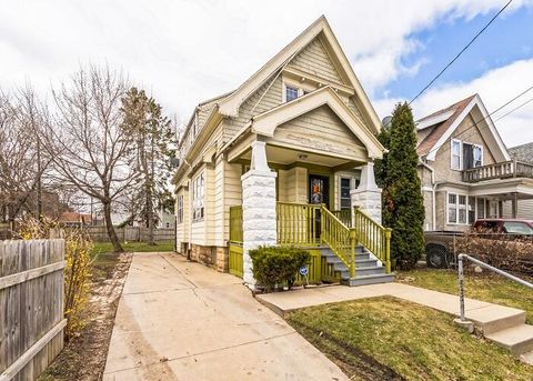 Photo of 121 W Keefe Ave, Milwaukee, WI 53212 (MLS # 1860440)