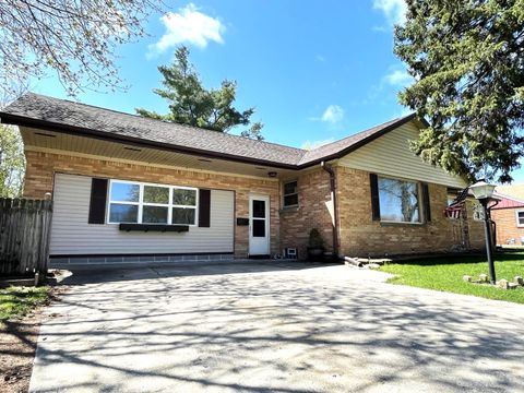 Photo of 1715 Chestnut St, South Milwaukee, WI 53172 (MLS # 1871920)