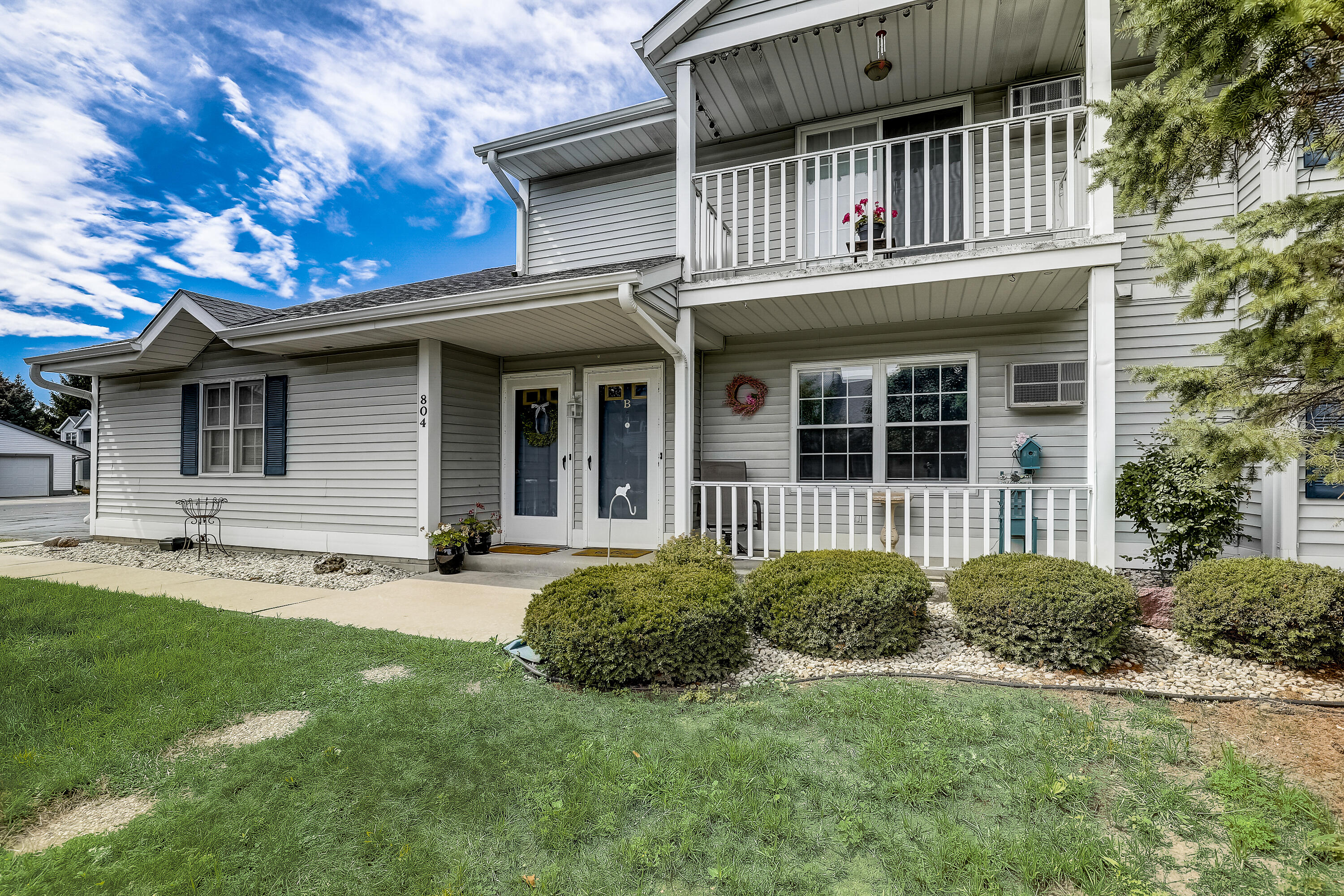 Photo 1 of 17 — 804 Canterberry Ct, West Bend, WI 53090